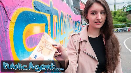 Public Agent – eine sehr süße 19-jährige Kunststudentin am College mit schönen natürlichen Brüsten probiert es im Freien mit einem großen Schwanz