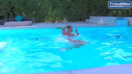 Durchtrainierte Schwimmer ziehen ihre Badehosen aus, um am Pool ihre Hinterteile zu bewundern
