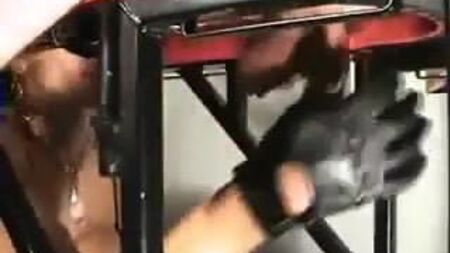 Schwanz und Eier werden von der Domina als Boxsack benutzt