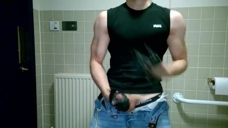Masturbation mit einem schwarzen Leder-Fahrhandschuh