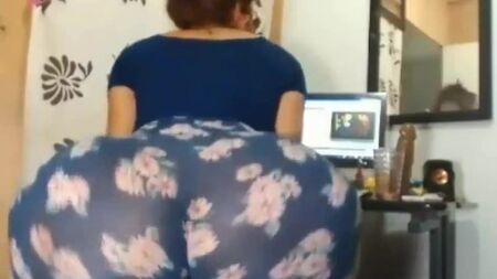 Ein riesiger Hintern in hässlichen Leggings