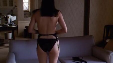 Jennifer Connelly zieht sich bis auf ihren sexy BH und Slip aus