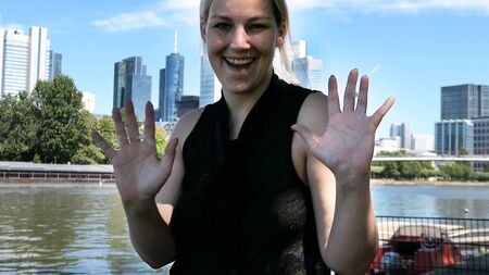 Heimlicher Handjob mitten in Frankfurt! Mega-Public-Action mit jeder Menge Sperma!