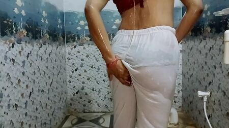 Eine indische Mutter, die in einem weißen, weit geschnittenen Kleid badet, hebt meine Stimmung