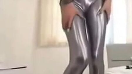 ein umwerfendes Mädchen in glänzenden silbernen Leggings