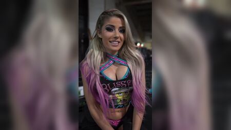 WWE – Alexa Bliss: Tiefes Dekolleté 02