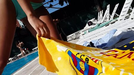 Freundin zeigt im nassen Bikini am Pool ihre Schamlippen und ihren Kamelzeh