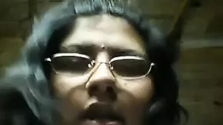 Eine Frau aus Madurai lutscht den Schwanz des Ehemanns ihrer Freundin
