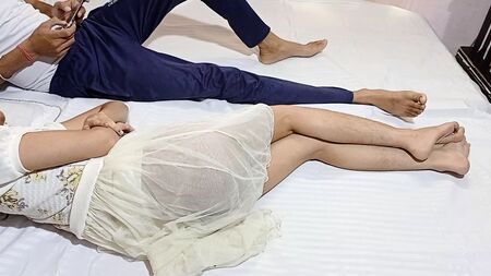 Mein Stiefbruder hat gerade meine kleine Schwester gefickt, ein Hindi-Sexvideo in Full HD mit klarem Ton, DESIFILMY45 – neues Desi-Porno-Sexvideo