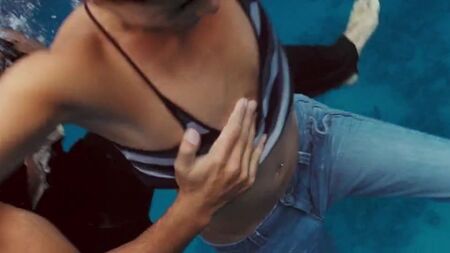 Jessica Alba in „Into the Blue“ – Nippelblitzer in Zeitlupe (5-fache Vergrößerung)