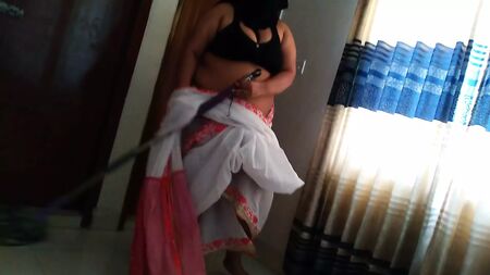 Der unglaubliche Sex mit meiner Tante, als ich sie zu Hause den Hintern versohlte (eine indische Desi-Tante im Sari wird von einem Mann in den Arsch gefickt)