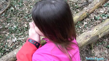 Öffentliche Beamtin: Sexy Joggerin im Wald gefickt