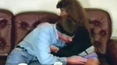 Ein Vintage-Video, in dem eine heiße Frau in hohen Vinylstiefeln durchgenommen wird
