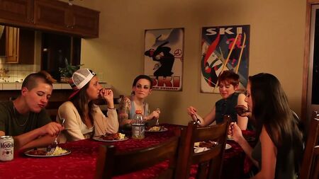 Jenna Sativa und Jess Gatsby sind tätowierte lesbische Teenager, die miteinander schlafen