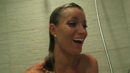 PvP: Jeana nackt unter der Dusche