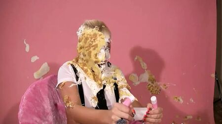Blonde mit gesprenkeltem Gesicht – Splosh WAM