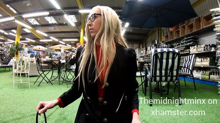 Crossdresser entblößt sich in einem Geschäft
