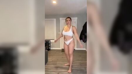 TikTok mit großen Brüsten
