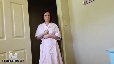 Stiefmutter zeigt ihrem Stiefsohn ihre neuen Brüste – Jane Cane