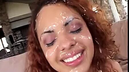 Jede Menge Sperma auf dem Gesicht der hübschen Latina