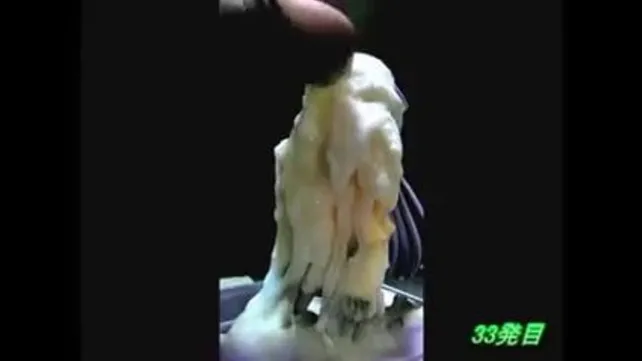 Ұйықтап жатқан әйелдің қолына тығылды