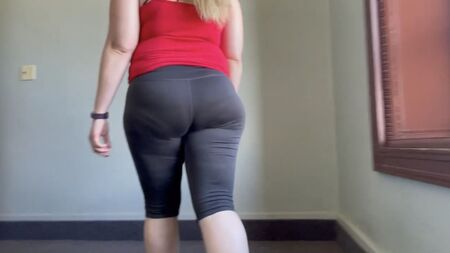 PAWG-Leggings beim Spazierengehen