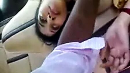 Tamilische junge Ehefrau lässt sich im Auto die Brüste lutschen