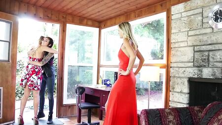 Sexy Tattoo-Girl – Teen-Dynamit Nikki und Scarlet: Lesben