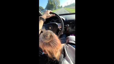 Heiße Blondine verwöhnt ihren Freund mit dem besten „Roadhead“