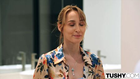 TUSHY – Die umwerfende Kelly Collins bei ihrem exklusiven Anal-Debüt!