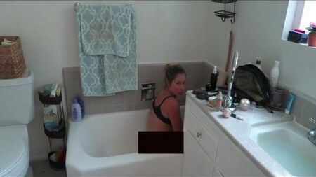 Nikki Baker in der Badewanne