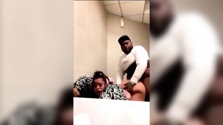 FatBoy klatscht seiner Frau auf den Hintern