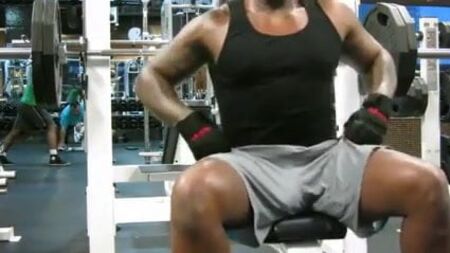 JC zeigt im Fitnessstudio einen Penisabdruck