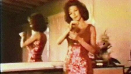 Striptease im funkelnden Vintage-Kleid