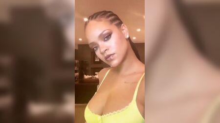 Ein Selfie von Rihanna, auf dem sie in einem BH ihr tiefes Dekolleté zeigt