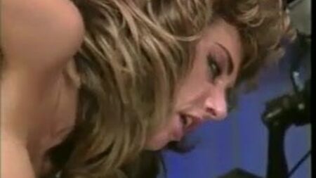Klassische Cougar in Stiefeln beim Sex