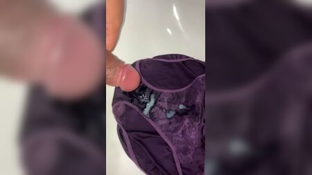 Sperma auf lila Höschen