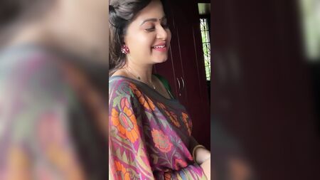 Eine sexy indische Tante in einem sexy grünen Sari