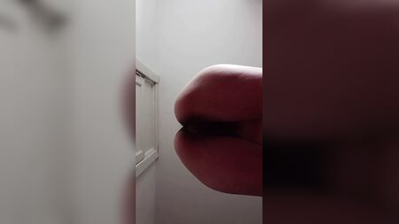 Fitness-Yoga für Nudisten. Behaarte MILF macht nackt Yoga in einem FKK-Fitnessstudio. Unglaublicher Anblick