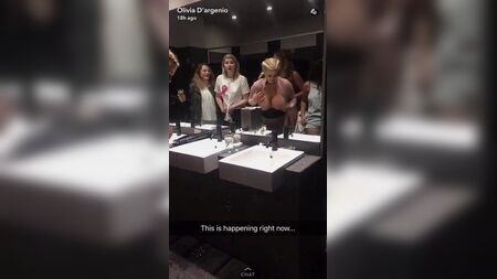 Chloe spielt in der Mädchentoilette an ihren Brüsten herum