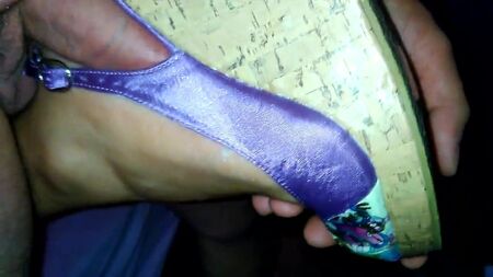 Lila Keilabsatzschuhe