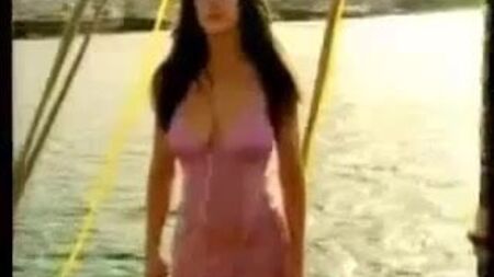 Kirsty Gallacher zeigt ihre großen Brüste und ihre sexy Kurven