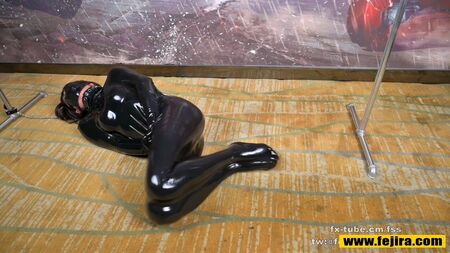 Fejira mit Latex-Vakuum-Schlafsack-Bondage