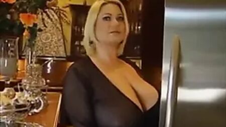 Samantha, 38, Körbchengröße G, charmante Hausfrau