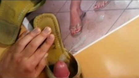 Goldene Flip-Flops im Angebot bei eBay – ficken und abspritzen