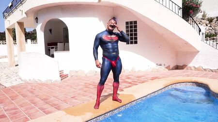 Superman bekommt seinen Spandex-Anzug mit String völlig nass