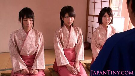 Zierliche japanische Femdom-Mädchen im Kimono stürzen sich auf einen Kerl