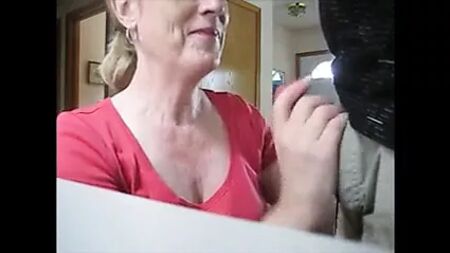 Reife Mutter lutscht einen Schwanz und schluckt Sperma