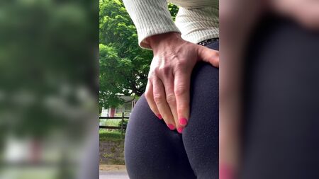 Nuttiger Crossdresser in engen Yogahosen auf offener Straße