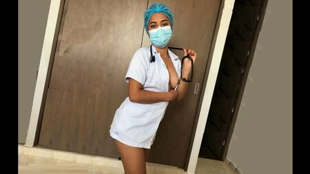 Eine freche Krankenschwester in sexy Dessous nach Feierabend